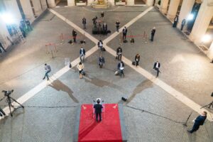 Re Giuseppi tratta i giornalisti come servi