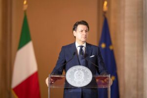 Giuseppi è tutto conferenze stampa. Ma ai tavoli che contano lui non c’è
