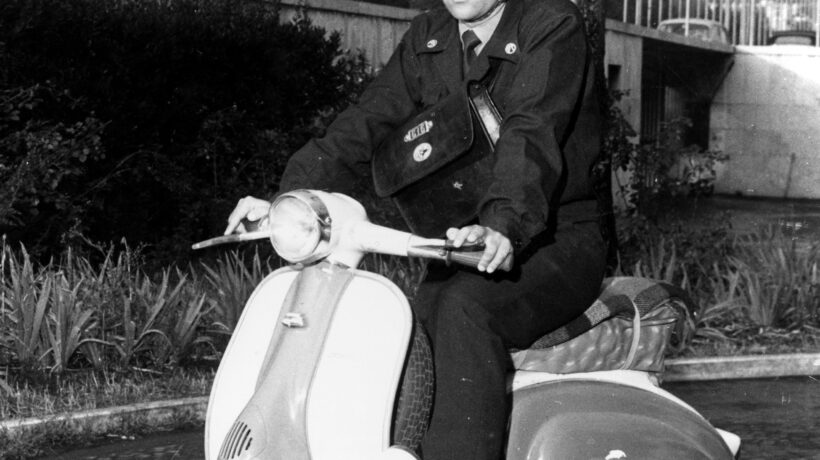 Portalettere con Lambretta storico