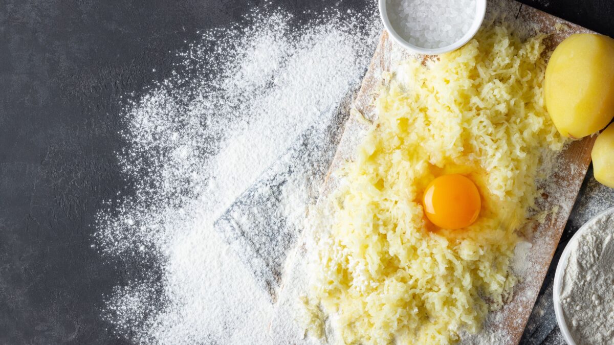 Cuciniamo insieme: coriandoli di patate alla salsa d’aglio