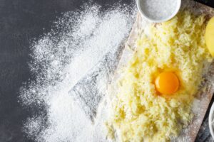 Cuciniamo insieme: coriandoli di patate alla salsa d’aglio