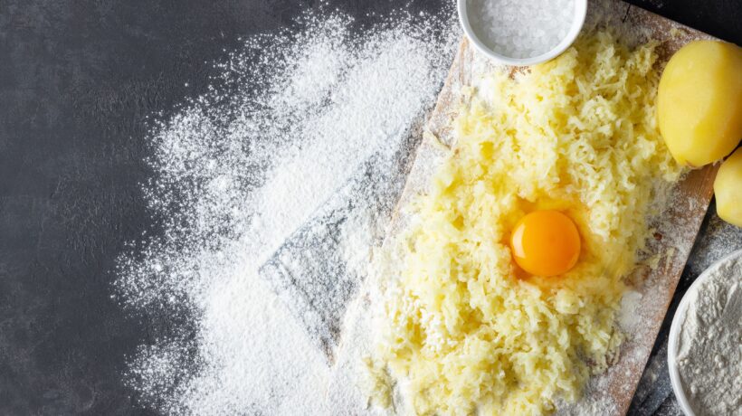 Cuciniamo insieme: coriandoli di patate alla salsa d’aglio