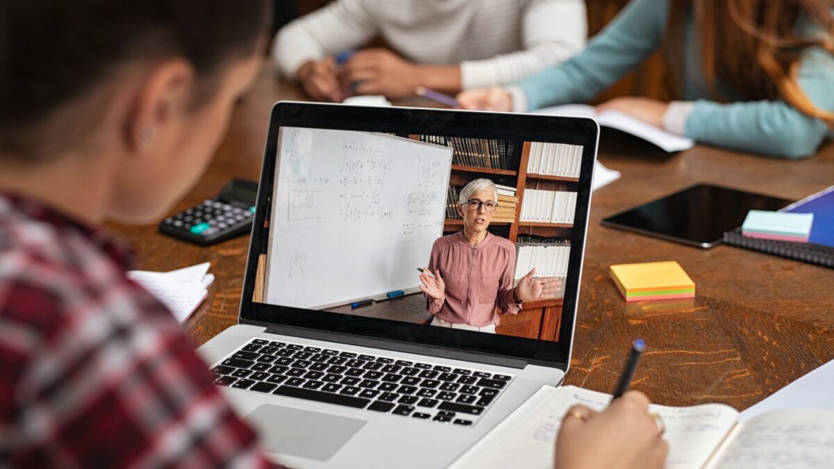 La fase 2 è nel caos ancor prima di partire. A settembre lezioni metà in aula metà a casa