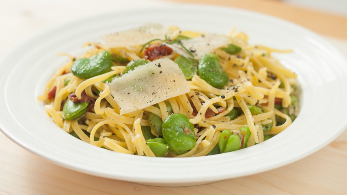 Cuciniamo insieme: spaghetti fave e crema di pecorino