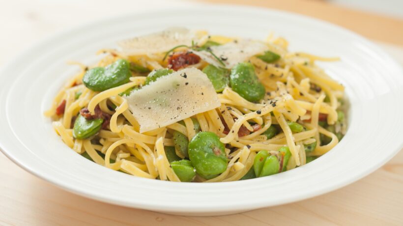 Cuciniamo insieme: spaghetti fave e crema di pecorino