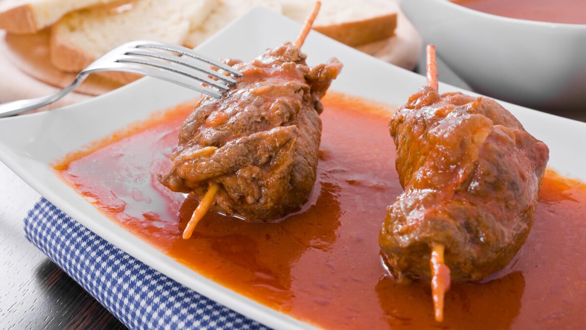 Cuciniamo insieme: involtini al sugo con i carciofi