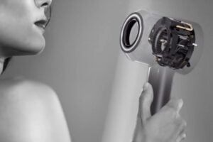 Dal phon da 400 euro ai boccoli con la bottiglia di plastica. Nei capelli un business da oltre 100 milioni