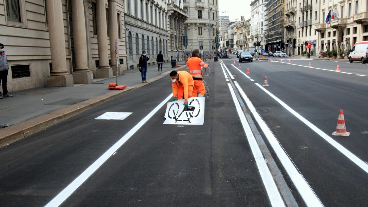 Figuraccia verde di Sala. Fa crociate per le bici ma elemosina parcheggi