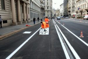 Figuraccia verde di Sala. Fa crociate per le bici ma elemosina parcheggi