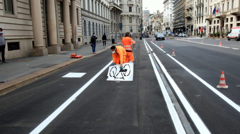 Figuraccia verde di Sala. Fa crociate per le bici ma elemosina parcheggi