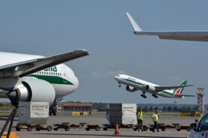 Pronti altri 3 miliardi ma la vecchia Alitalia chiede soldi agli hotel