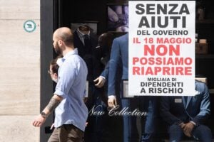 Da Roma a Milano, fino a Capri migliaia di serrande restano giù