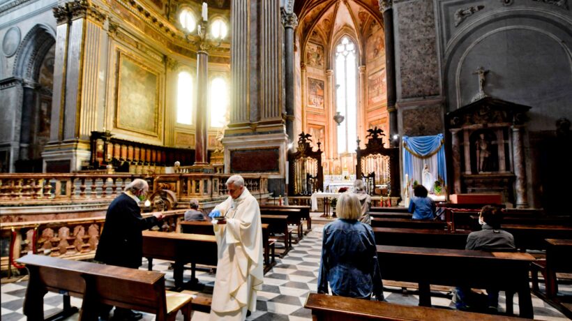 Vinta dalla paura della pandemia la Chiesa si è trasformata in una Ong