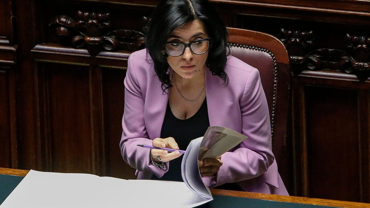Fesso chi lavora, parola del ministro Dadone