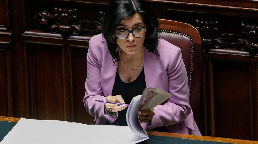 Fesso chi lavora, parola del ministro Dadone