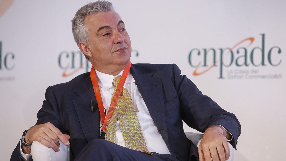 Il governo dà agli italiani il permesso di uscire. Poi però li sgrida se lo fanno