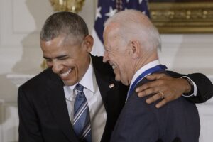 Obama e Biden incastrati dal biglietto dello «007». Indagini illegali su Trump