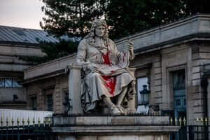 Ma quale razzismo, chi attacca le statue cerca di demolire la figura del padre