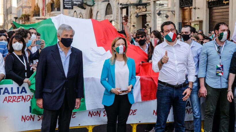 Cittadini esasperati in piazza. Ma la sinistra pensa solo a controllare i centimetri