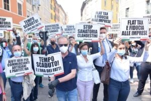 Vogliono mettere la mascherina alla sofferenza degli italiani