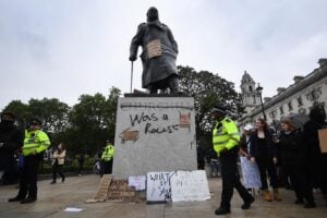 La risposta Antifa a legge e ordine è smantellare i dipartimenti di polizia