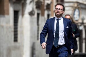 I Whatsapp dei «fedelissimi» di Bonafede