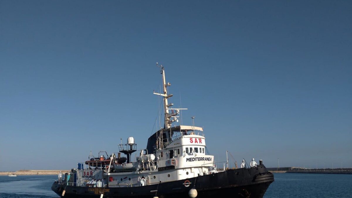 Le navi delle Ong assediano la Sicilia. I taxi del mare di nuovo in azione
