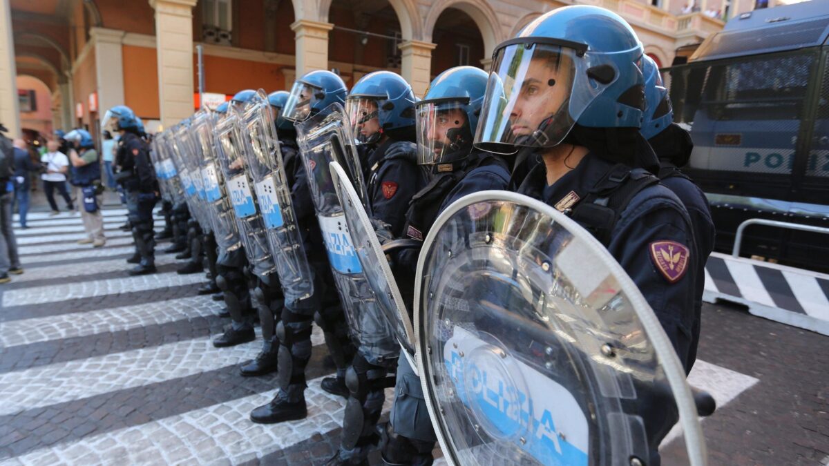 Gli agenti nel mirino