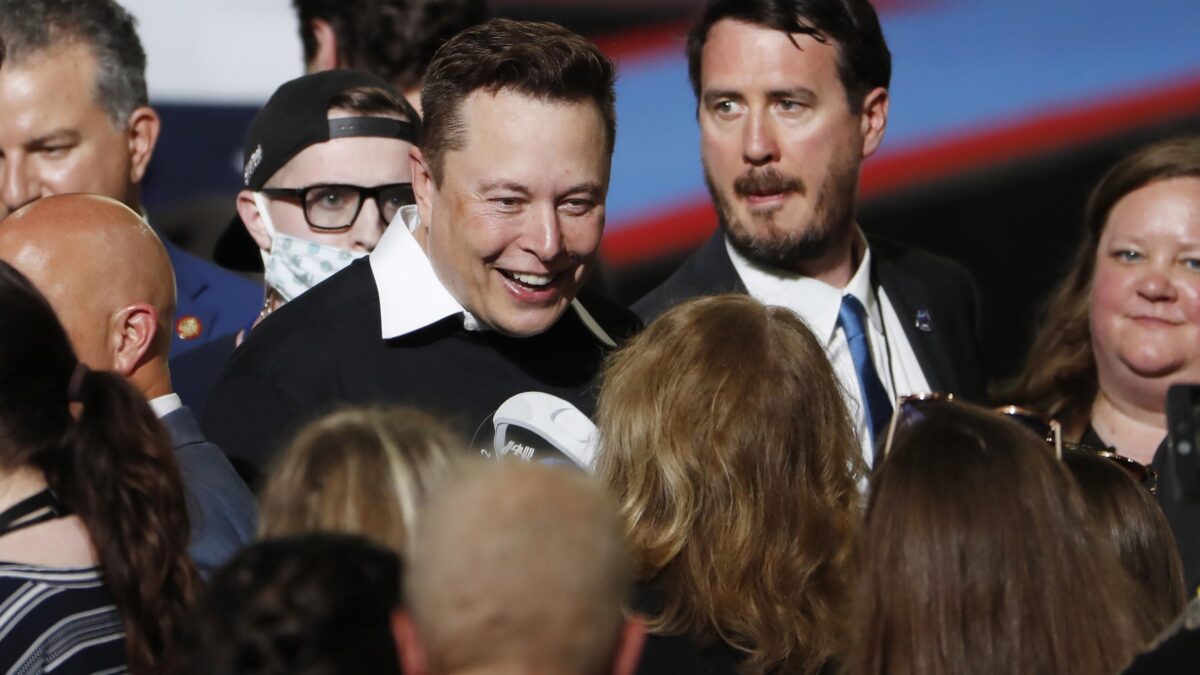 Musk contro Bezos. La sfida spaziale tra i due miliardari