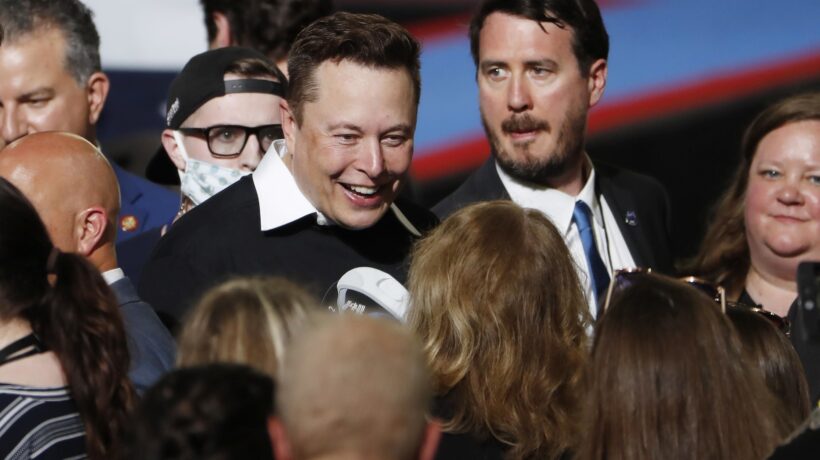 Musk contro Bezos. La sfida spaziale tra i due miliardari