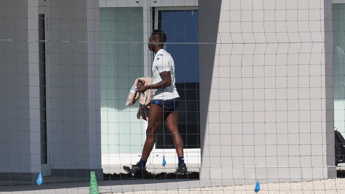 Balotelli fa il guru del potere nero. Ma non s’allena e il Brescia lo licenzia