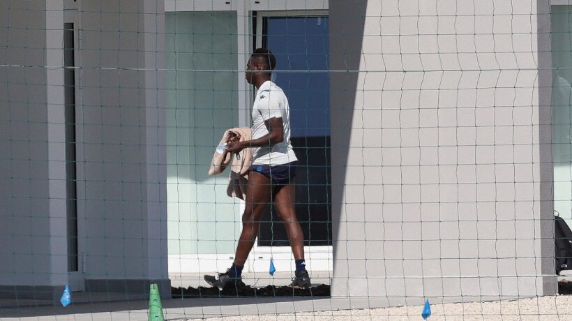 Balotelli fa il guru del potere nero. Ma non s’allena e il Brescia lo licenzia