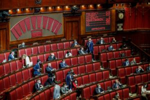 Fiducia alla Camera, Senato ignorato. Il dl Rilancio umilia il Parlamento