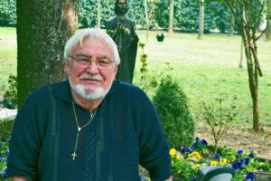Padre Zanotti, guru dell’accoglienza che faceva il «caporale» dei migranti