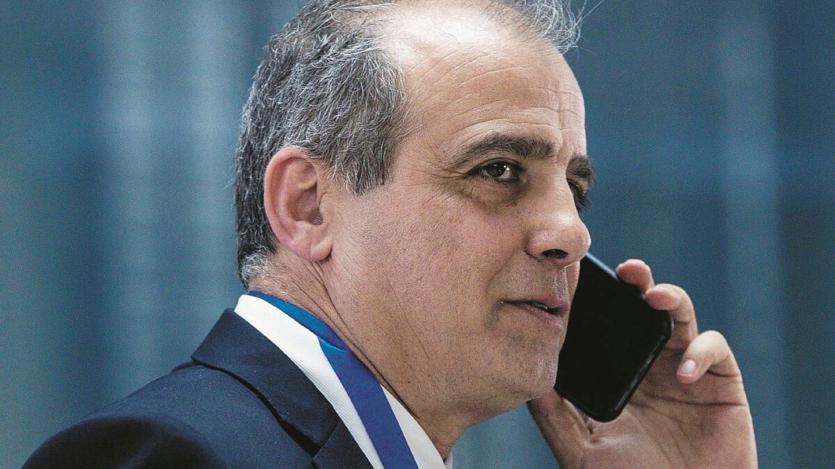 Flop dei navigator e spese pazze. La Lega chiede la testa di Parisi