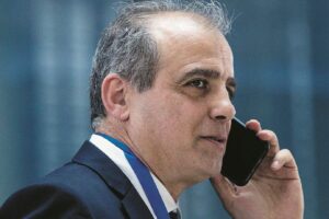 Flop dei navigator e spese pazze. La Lega chiede la testa di Parisi