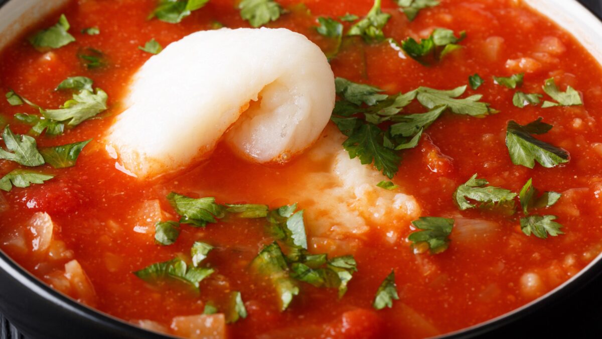 Cuciniamo insieme: spezzatino di pescatrice con spinaci e pesche