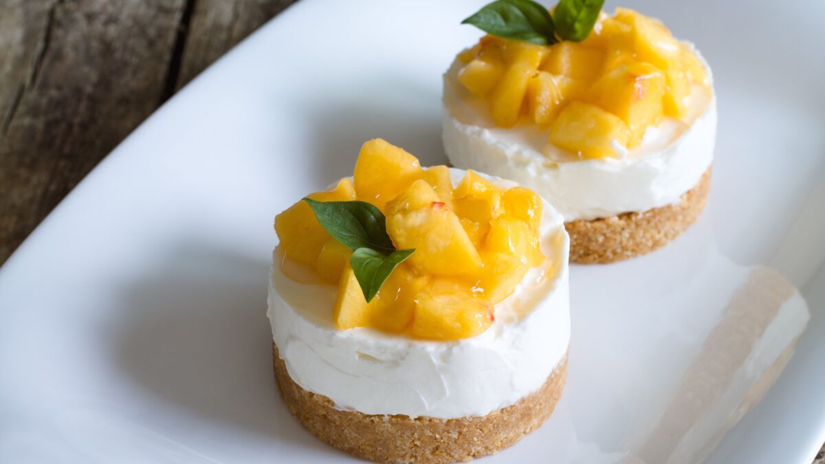 Cuciniamo insieme: biscotto arrotolato con panna e pesche