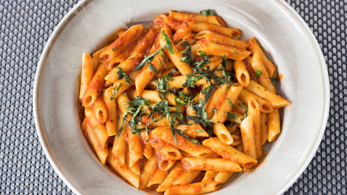 Cuciniamo insieme: rigatoni alle melanzane con erbe fini e pancetta