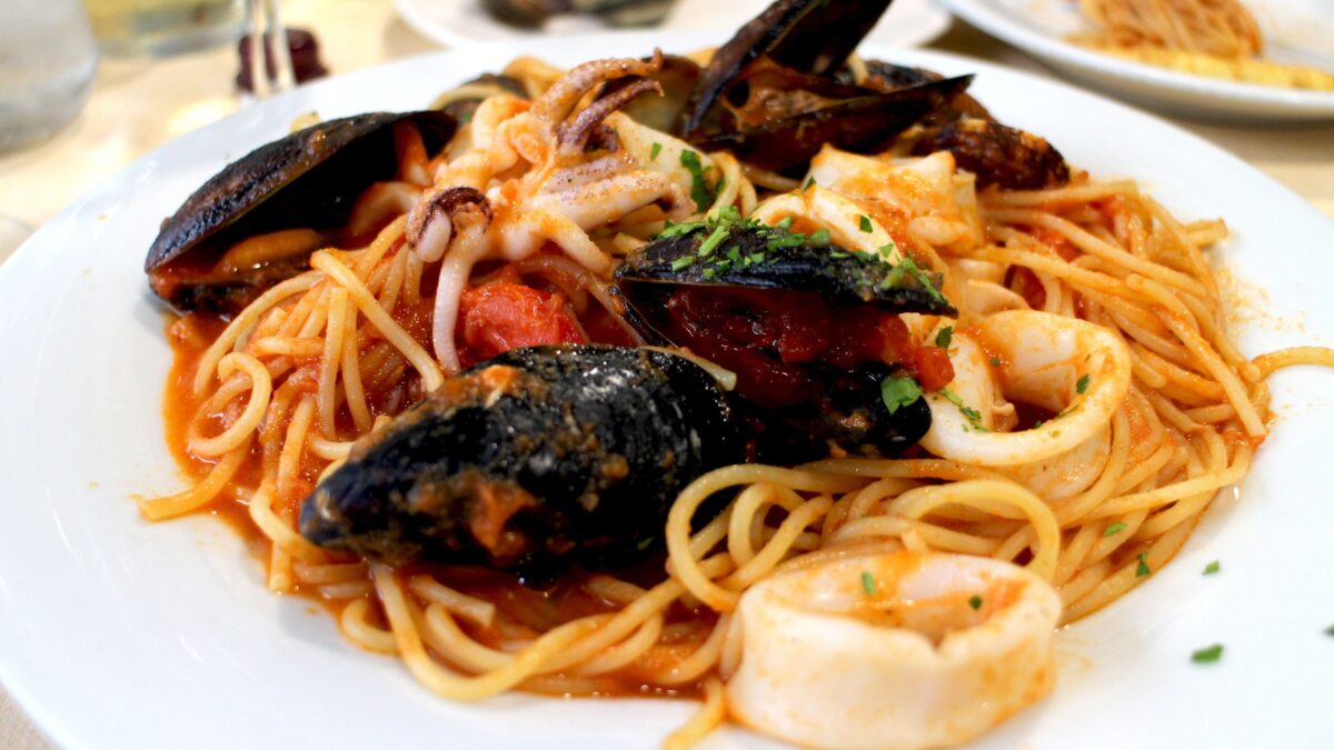 Cuciniamo insieme: spaghetti al cartoccio, orto e mare