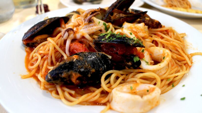 Cuciniamo insieme: spaghetti al cartoccio, orto e mare