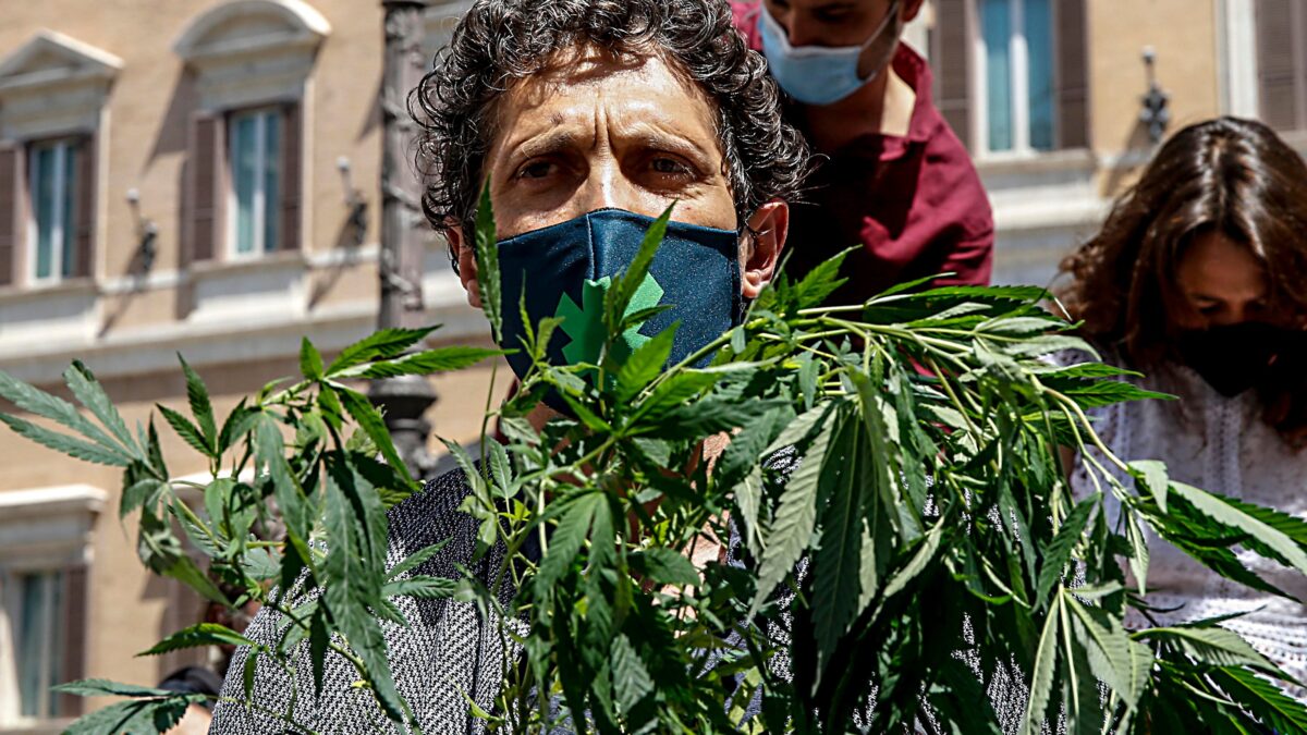 Fumata sinistra: alla Camera con la cannabis