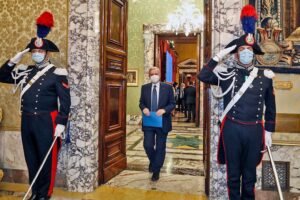 Muro di no anche al taglio dell’Iva. Il premier si umilia: «Sarà a tempo»