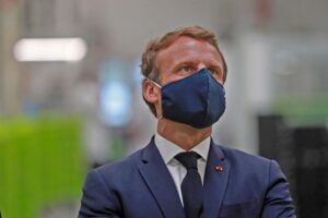 L’europeista Macron alza il fortino su auto, aerei e navi