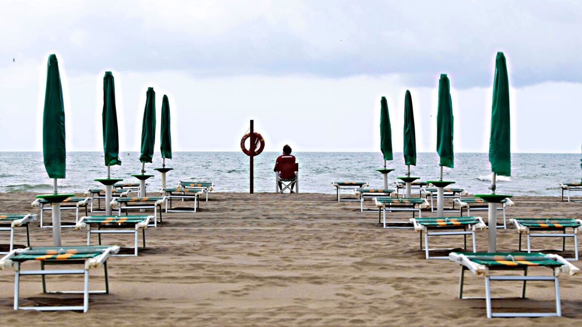 Droni al mare e in acqua distanziati. Estate da incubo per i gestori dei lidi