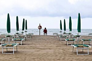 Droni al mare e in acqua distanziati. Estate da incubo per i gestori dei lidi