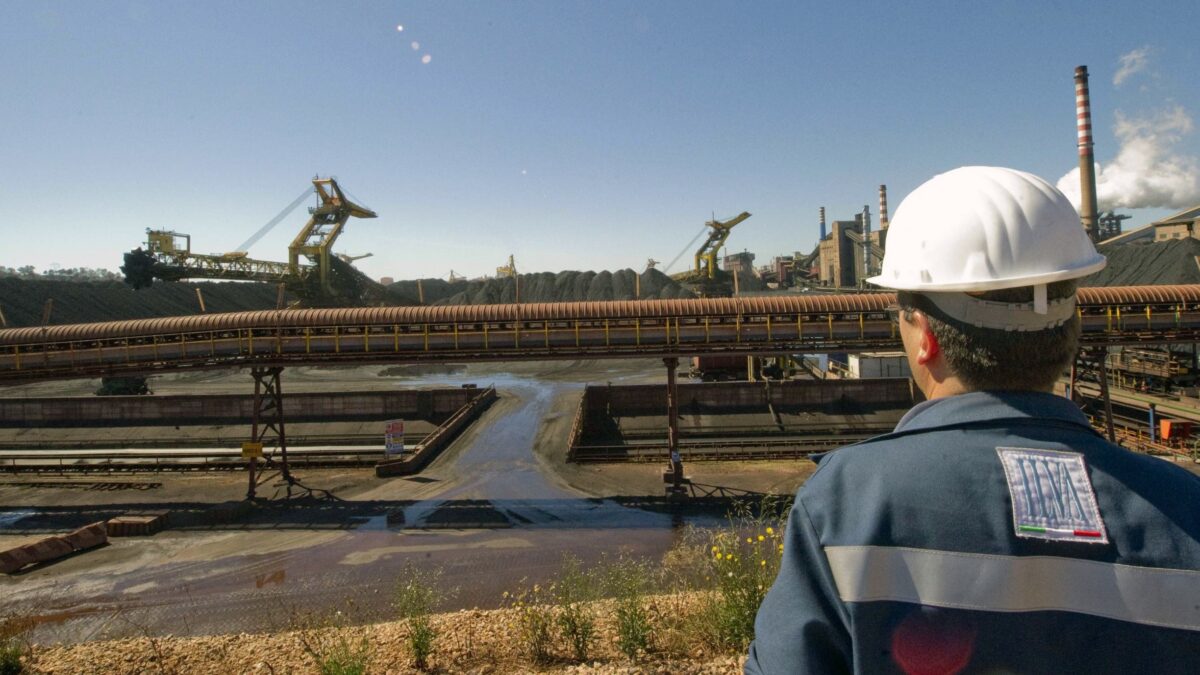 Per l’ex Ilva in vista 4.000 esuberi. E l’acciaio si spegne anche a Piombino