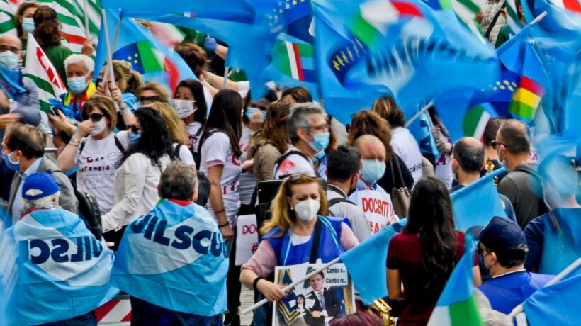 Democrazia distrutta e libertà massacrate da governo, stampa e medici da talk show