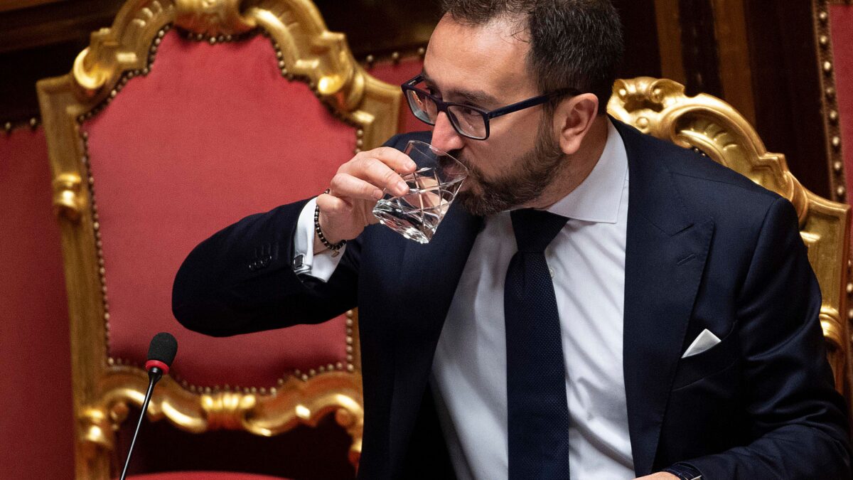 Bonafede accerchiato dai grillini per le chat