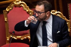Bonafede accerchiato dai grillini per le chat